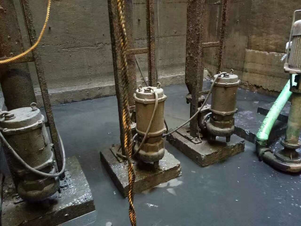 三伏潭镇污水池清理