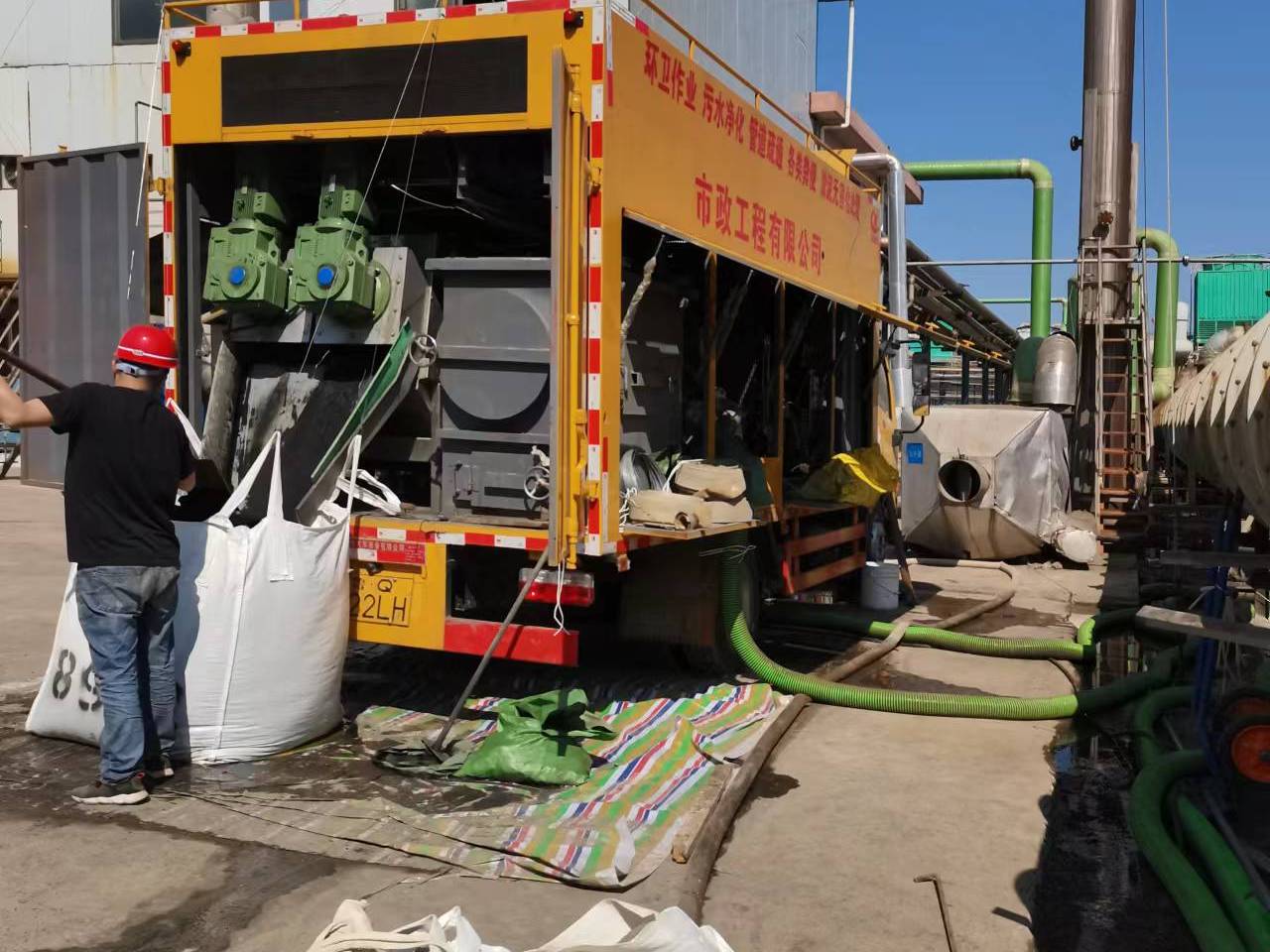 三伏潭镇淤泥压干处理