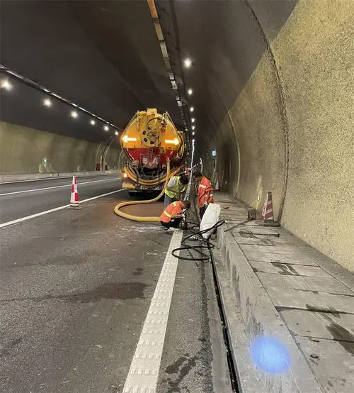 三伏潭镇隧道排水渠清淤